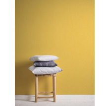 Pile de coussins sur un tabouret pour la décoration intérieure