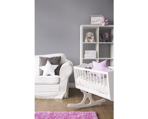 Chambre d''enfant avec canapé, étagère et berceau blancs