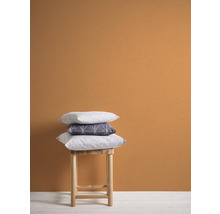 Coussins décoratifs empilés sur un tabouret