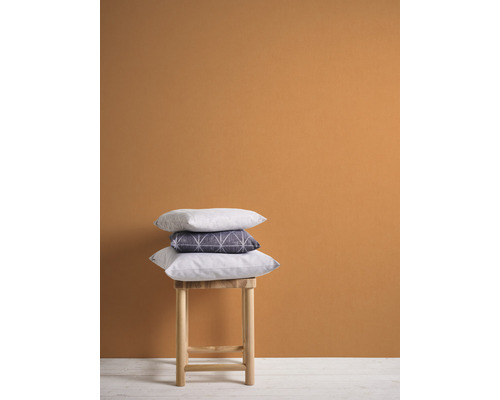 Coussins décoratifs empilés sur un tabouret