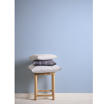 Pile de trois coussins sur un tabouret