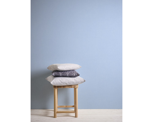 Pile de trois coussins sur un tabouret