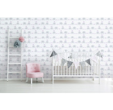 Chambre d''enfant avec papier peint motif éléphant, échelle, fauteuil et lit de bébé.