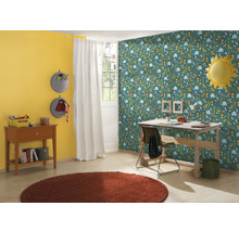 Kinderzimmer mit Tiermuster-Tapete, Schreibtisch und Teppich