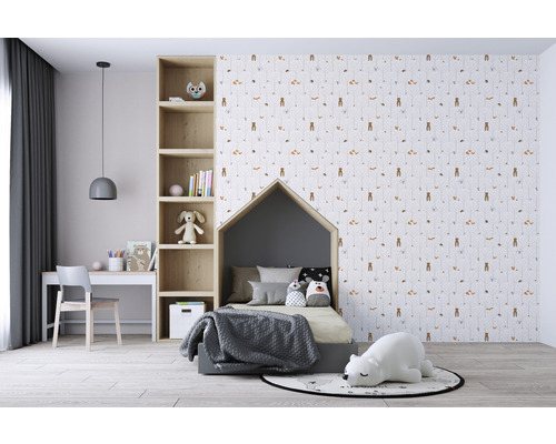 Kinderzimmer mit Hausbett, Schreibtisch und Waldtapete