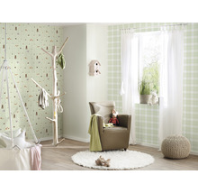 Pièce lumineuse avec papier peint pour enfants, fauteuil, portemanteau et panier suspendu