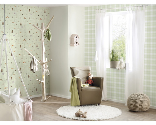 Pièce lumineuse avec papier peint pour enfants, fauteuil, portemanteau et panier suspendu