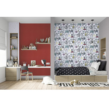 Kindergerechtes Zimmer mit Schreibtisch, Regalen und Bett mit Muster-Tapete