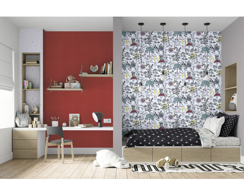 Kindergerechtes Zimmer mit Schreibtisch, Regalen und Bett mit Muster-Tapete