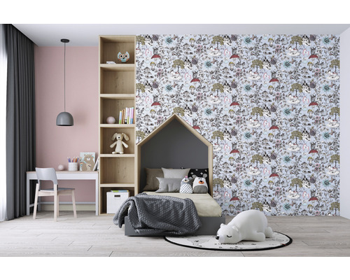 Chambre d''enfant avec bureau, chaise, étagère, lit cabane et papier peint à motifs