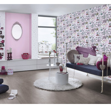 Séjour lumineux avec papier peint à motifs, canapé et meubles blancs