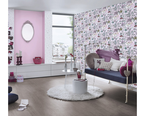 Séjour lumineux avec papier peint à motifs, canapé et meubles blancs