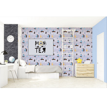 Helles Kinderzimmer mit gemusterter Tapete, Spielgerüst und Schreibtisch