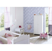 Chambre d''enfant avec lit d''enfant blanc, armoire et landau ainsi qu''un mur avec motif de nuages