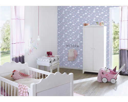 Chambre d''enfant avec lit d''enfant blanc, armoire et landau ainsi qu''un mur avec motif de nuages
