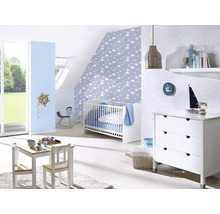 Chambre d''enfant lumineuse avec lit de bébé, commode à langer, table et décorations