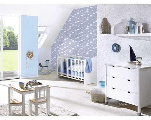 Chambre d''enfant lumineuse avec lit de bébé, commode à langer, table et décorations