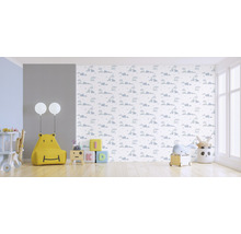 Chambre d''enfant avec papier peint à motifs d''animaux, pouf jaune en forme d''ours et jouets