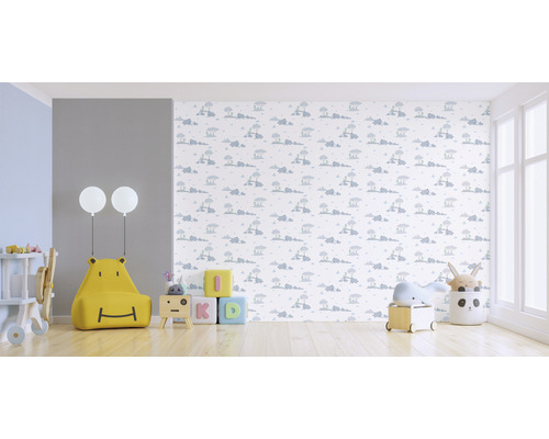 Chambre d''enfant avec papier peint à motifs d''animaux, pouf jaune en forme d''ours et jouets