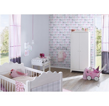 Chambre d''enfant avec lit de bébé, armoire et table à langer