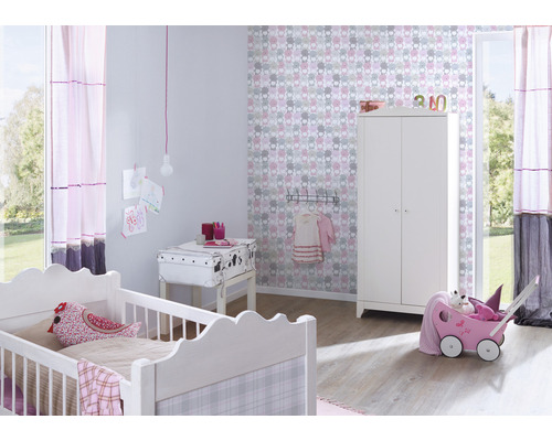 Chambre d''enfant avec lit de bébé, armoire et table à langer