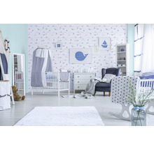 Chambre d''enfant lumineuse avec lits de bébé, commode, fauteuil et décoration de style marin