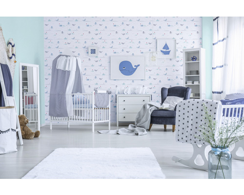 Chambre d''enfant lumineuse avec lits de bébé, commode, fauteuil et décoration de style marin