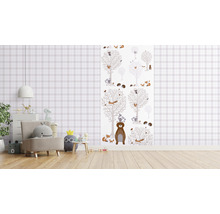 Kinderzimmer mit Tapete mit Waldtiermotiv und schottisch karierter Tapete