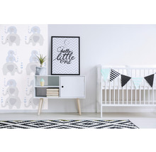 Chambre de bébé avec papier peint éléphant, commode, lit de bébé et décoration