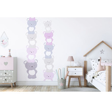 Kinderzimmer mit Wandtattoos von gestapelten Teddybären, Kommode und Bett