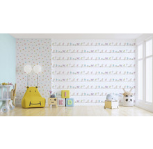 Chambre d''enfant lumineuse avec papier peint à motifs et mobilier pour enfants.