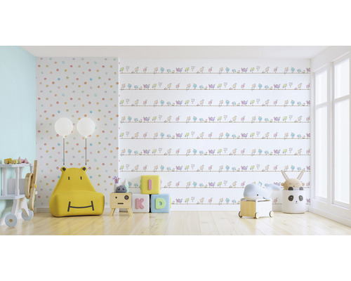 Chambre d''enfant lumineuse avec papier peint à motifs et mobilier pour enfants.