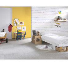 Chambre d''enfant avec lit, bureau et jouets dans un design lumineux et convivial.