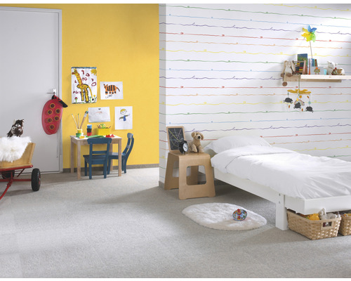 Chambre d''enfant avec lit, bureau et jouets dans un design lumineux et convivial.
