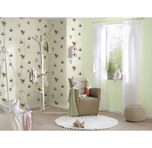 Chambre d''enfant avec papier peint à motifs d''ours, fauteuil, portemanteau et couffin