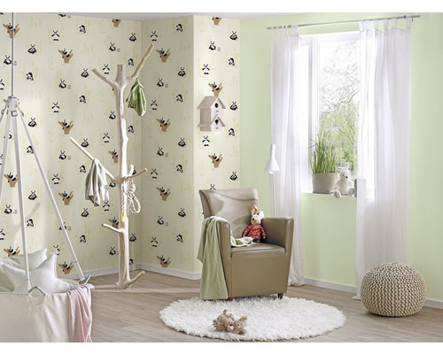 Chambre d''enfant avec papier peint à motifs d''ours, fauteuil, portemanteau et couffin