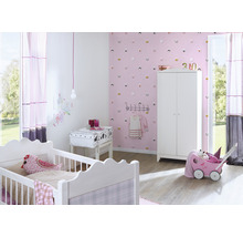 Kinderzimmer mit Kinderbett, Schrank und Tapete mit Tiermotiven