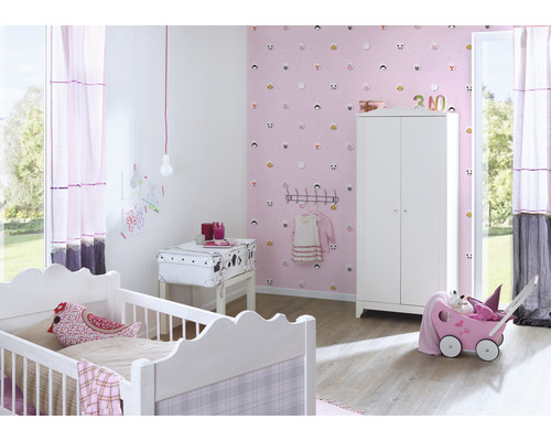 Kinderzimmer mit Kinderbett, Schrank und Tapete mit Tiermotiven