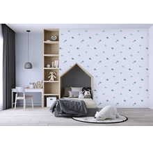 Kinderzimmer mit Hausbett, Schreibtisch und Bücherregal