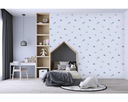 Kinderzimmer mit Hausbett, Schreibtisch und Bücherregal