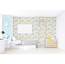 Chambre d''enfant avec papier peint à motifs d''animaux, échelle et bureau