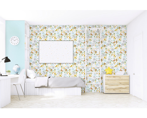 Chambre d''enfant avec papier peint à motifs d''animaux, échelle et bureau