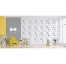 Chambre d''enfant avec papier peint à motifs d''animaux, pouf en forme d''ours et jouets