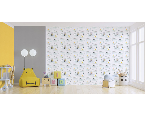Chambre d''enfant avec papier peint à motifs d''animaux, pouf en forme d''ours et jouets