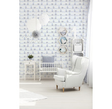 Helles Kinderzimmer mit Elefantentapete, Kinderbett und Sessel.