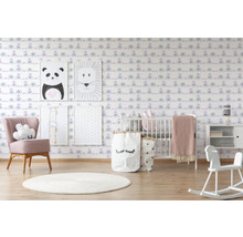 Chambre d''enfant avec papier peint éléphant, fauteuil, lit d''enfant et objets de décoration