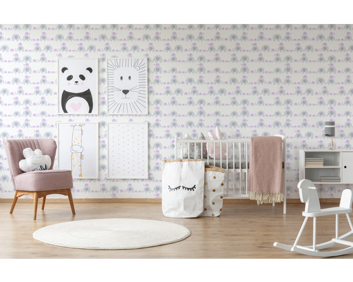 Chambre d''enfant avec papier peint éléphant, fauteuil, lit d''enfant et objets de décoration