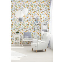 Chambre d''enfant avec papier peint à motifs d''animaux, lit à barreaux et fauteuil