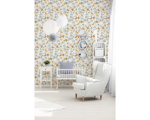 Chambre d''enfant avec papier peint à motifs d''animaux, lit à barreaux et fauteuil
