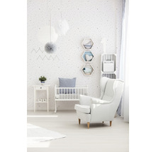 Chambre d''enfant lumineuse avec lit de bébé, fauteuil et meubles blancs